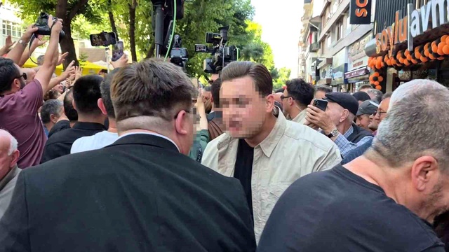 Özgür Özel’in korumasından gazetecilere peş peşe fiziki müdahale
