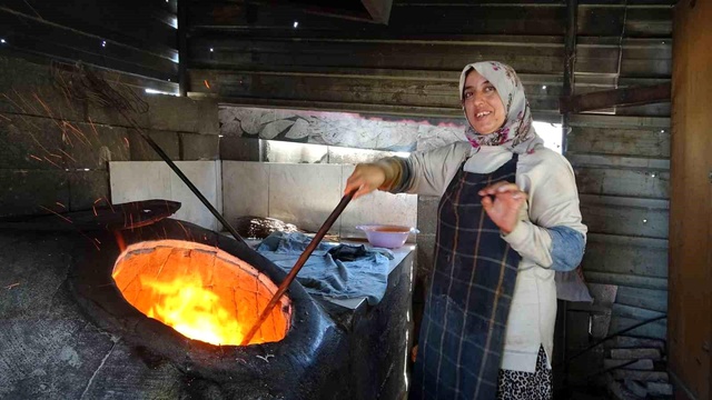 Bu kadınlar takdiri hak ediyor: Kavurucu sıcakta ekmek paralarını böyle kazanıyorlar