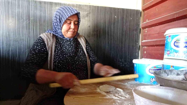 Bu kadınlar takdiri hak ediyor: Kavurucu sıcakta ekmek paralarını böyle kazanıyorlar