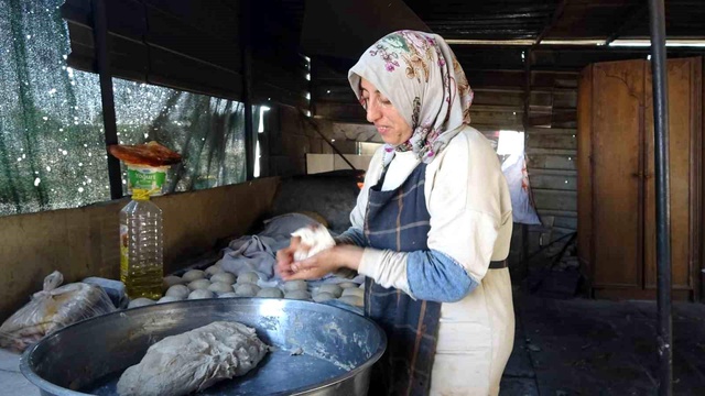 Bu kadınlar takdiri hak ediyor: Kavurucu sıcakta ekmek paralarını böyle kazanıyorlar