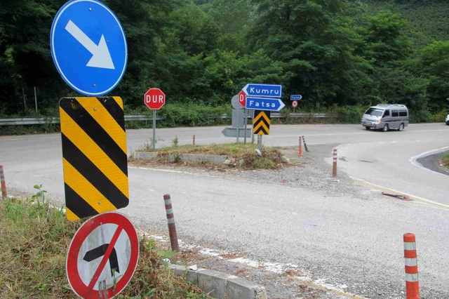 Kavşaktaki 29 tabela sürücülerin kafasını karıştırıyor