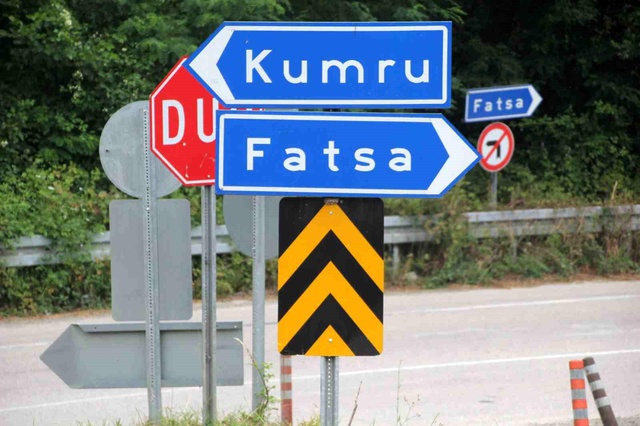 Kavşaktaki 29 tabela sürücülerin kafasını karıştırıyor