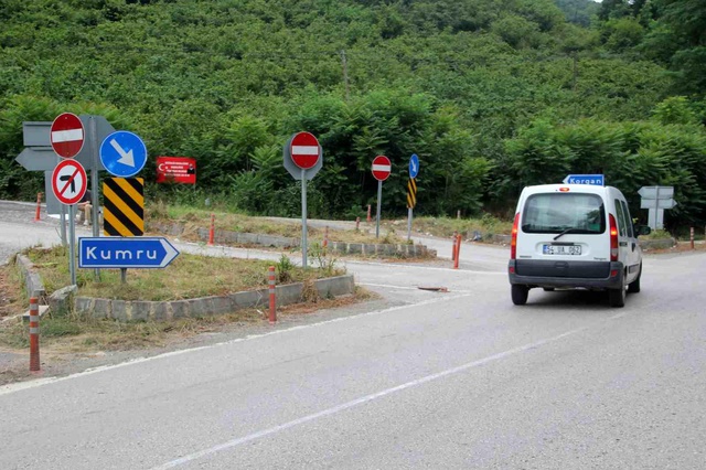 Kavşaktaki 29 tabela sürücülerin kafasını karıştırıyor