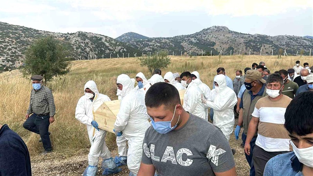 Özel kıyafetlerle defnettiler! Yaptığı hata 55 yaşındaki kadını hayattan kopardı