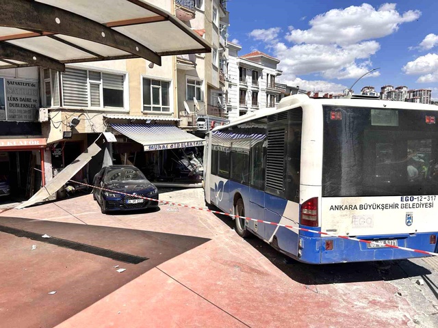 Ankara'da korkunç kaza! EGO otobüsü iş yerine daldı, çok sayıda yaralı var