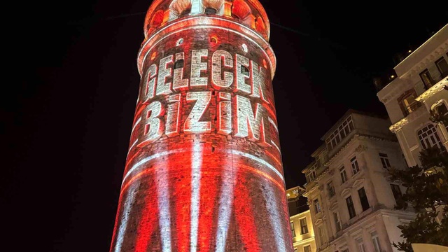 Galata Kulesi'nde 15 Temmuz mapping gösterisi