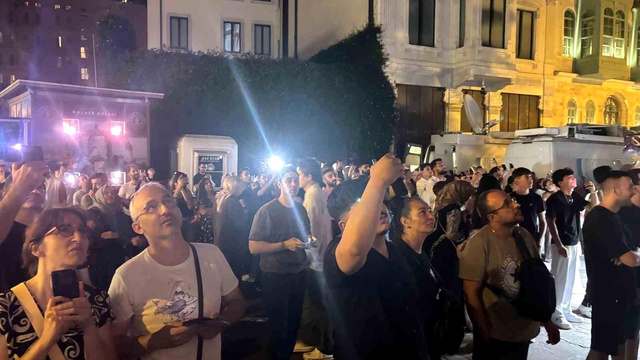 Galata Kulesi'nde 15 Temmuz mapping gösterisi