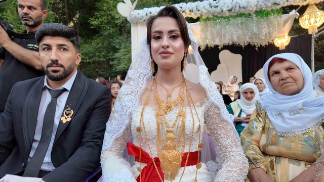 İki gece iki gün süren düğünde gelin ve damada servet takıldı