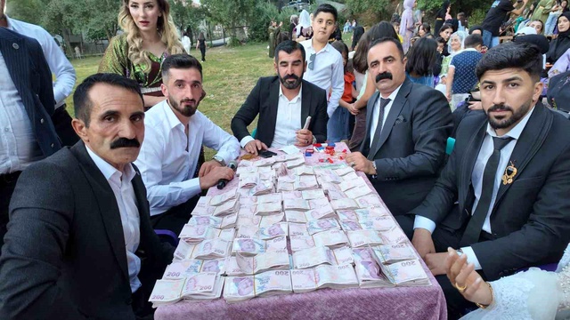 İki gece iki gün süren düğünde gelin ve damada servet takıldı