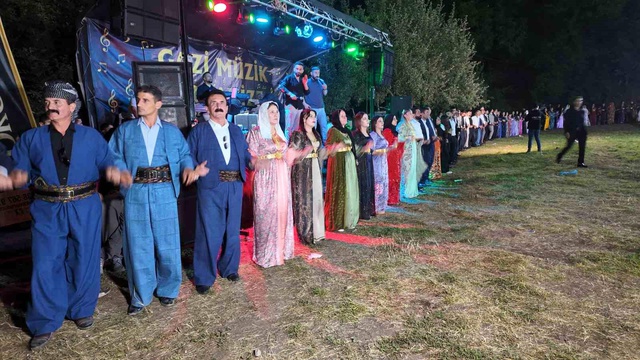 İki gece iki gün süren düğünde gelin ve damada servet takıldı
