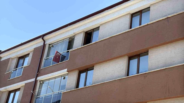 Sıcakta binaya yayılan koku korkunç gerçeği ortaya çıkardı