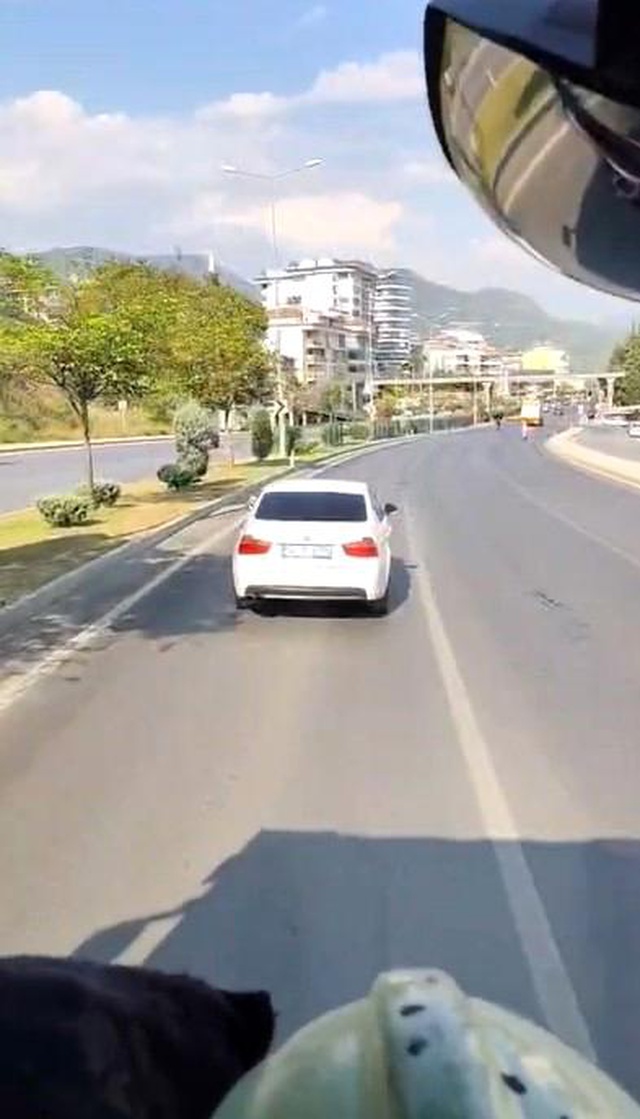 Olaya giden itfaiyeye yol vermeyen sürücü yaptığına pişman edildi