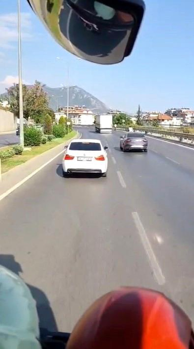Olaya giden itfaiyeye yol vermeyen sürücü yaptığına pişman edildi