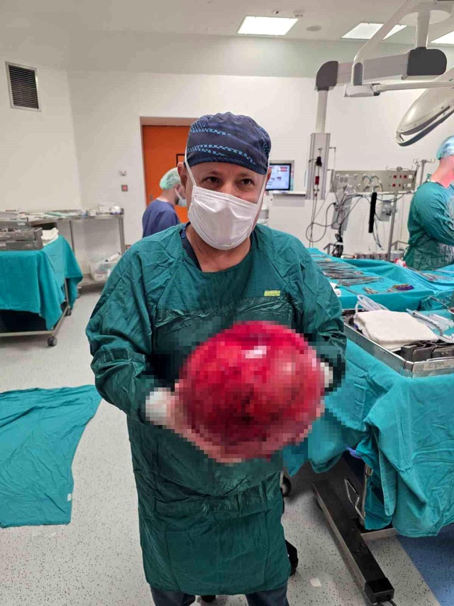 Halsizlik şikayetiyle hastaneye gitti, karnından 6,5 kilogramlık tümör çıktı