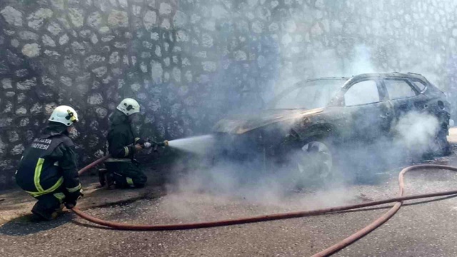 Tatilden dönen aile kabusu yaşadı: Alev alan otomobilden canlarını zor kurtardılar
