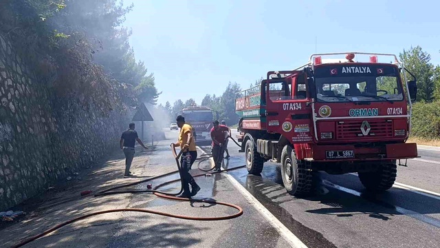 Tatilden dönen aile kabusu yaşadı: Alev alan otomobilden canlarını zor kurtardılar
