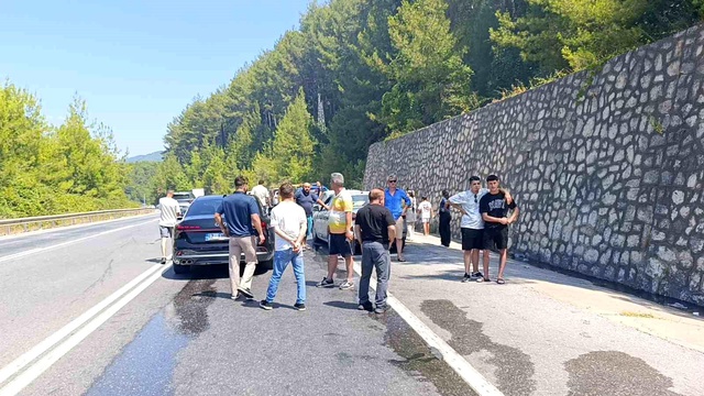 Tatilden dönen aile kabusu yaşadı: Alev alan otomobilden canlarını zor kurtardılar