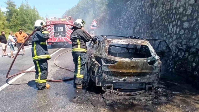 Tatilden dönen aile kabusu yaşadı: Alev alan otomobilden canlarını zor kurtardılar