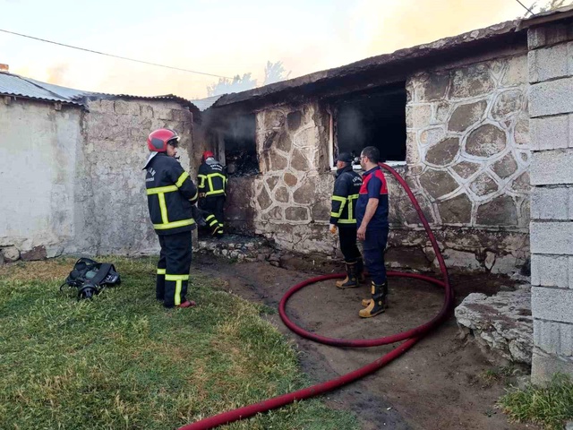 Yoldan geçen TIR sürücüsü fark etti, 22 kişilik aile faciadan döndü