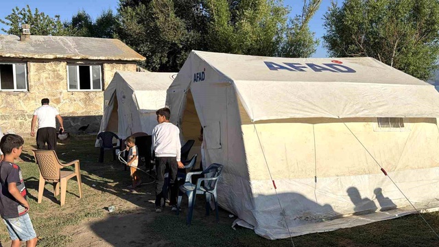 Yoldan geçen TIR sürücüsü fark etti, 22 kişilik aile faciadan döndü