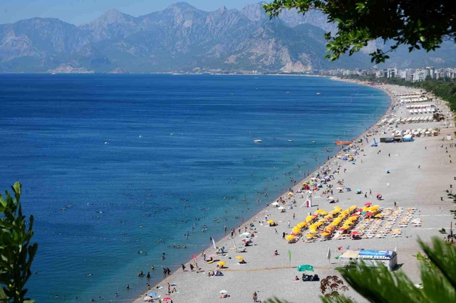 Turizm cennetinde cehennem sıcağı: Termometreler 44 dereceyi gördü