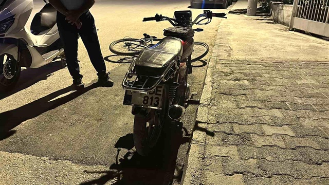 Otomobille motosiklet çarpıştı, yol kenarındaki çocuk yaralandı