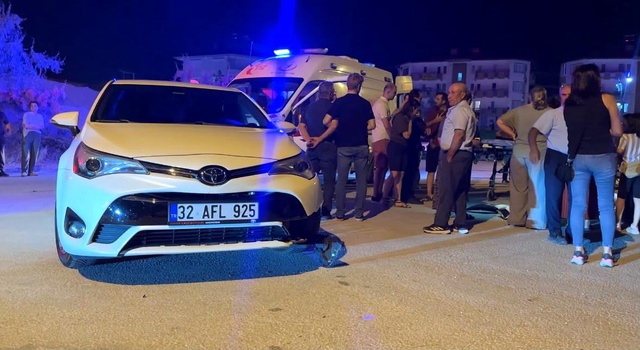 Otomobille motosiklet çarpıştı, yol kenarındaki çocuk yaralandı