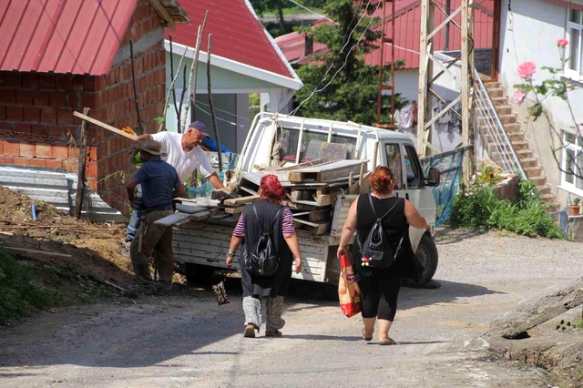 <a class='keyword-sd' href='/karadeniz/' title='Karadeniz'>Karadeniz</a> fıkrası gibi mahalle: Herkesin kimliğinde aynısı yazıyor