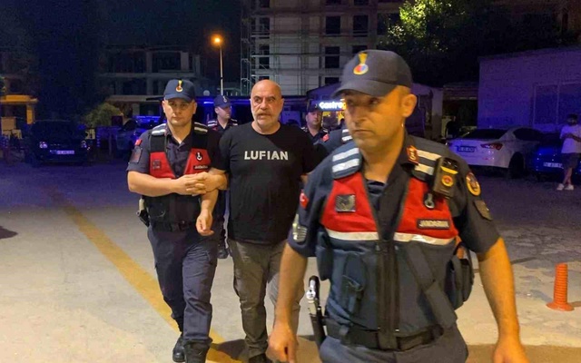 Gözaltındaki Ezel Akay'ın evinden şok görüntüler! <a class='keyword-sd' href='/kenevir/' title='Kenevir'>Kenevir</a> tarlasına çevirmiş