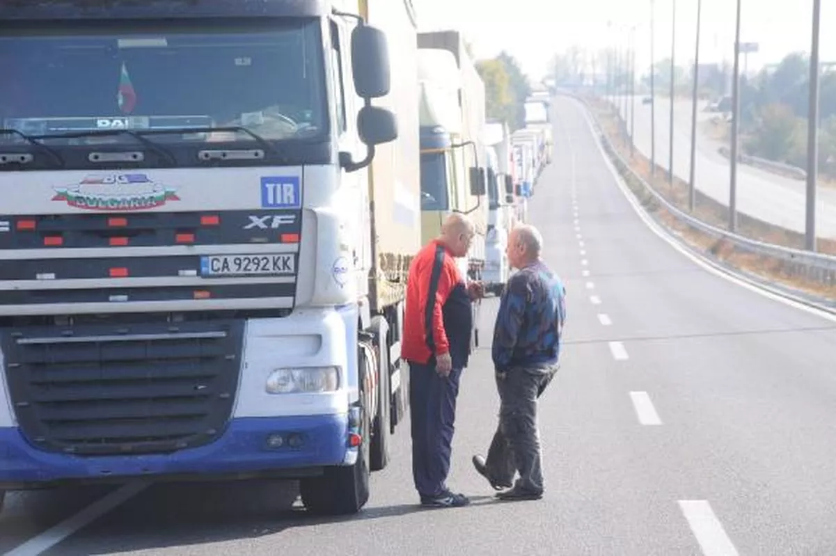 TIR Sürücüleri Kuyrukta Bayramlaştı