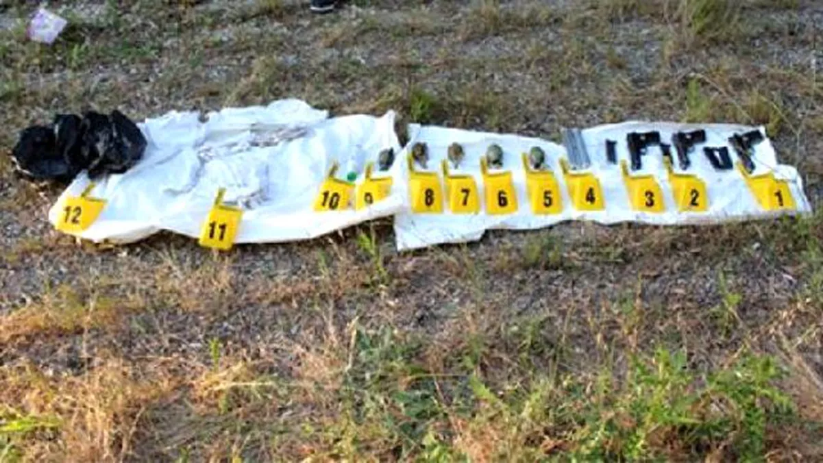 İzmit\'te Bir Evde 6 El Bombası ve 4 Tabanca Ele Geçirildi (2)