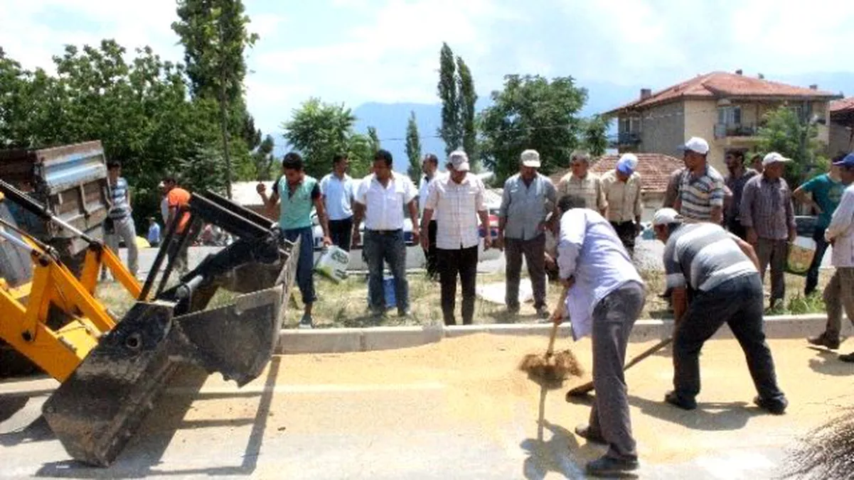 Denizli\'de Buğday Yüklü Traktör Devrildi: 4 Yaralı