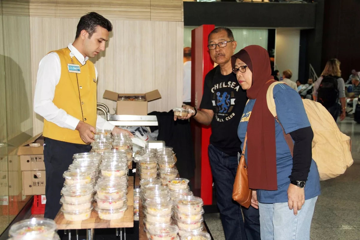 Havalimanında Yolculara Aşure Dağıtıldı