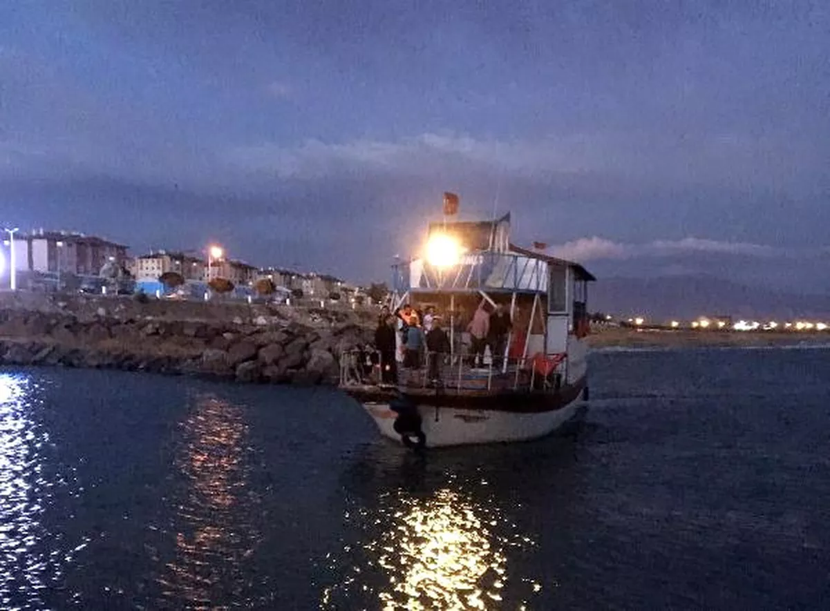 Van Gölü\'nde Dalgaya Kapılan Teknedekileri Jandarma Kurtardı