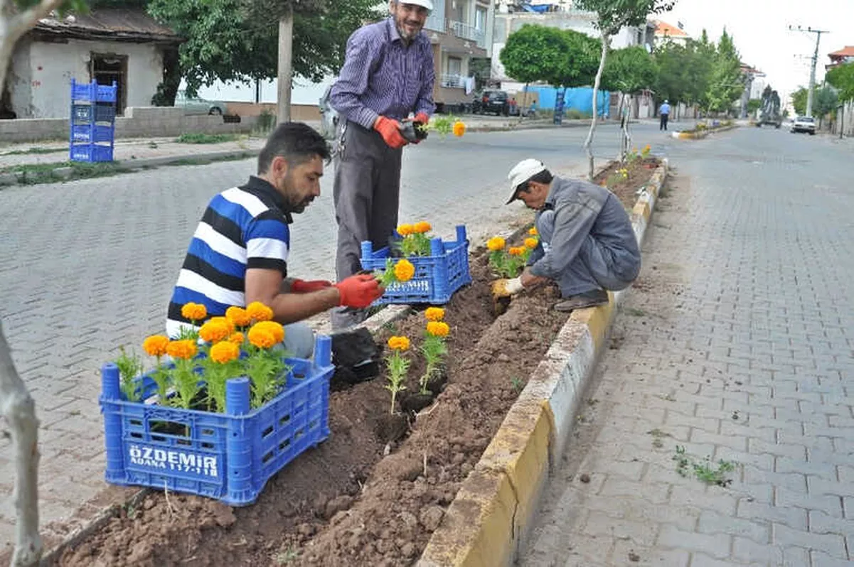Gölbaşı İlçesinde Çiçeklendirme Çalışmaları Devam Ediyor