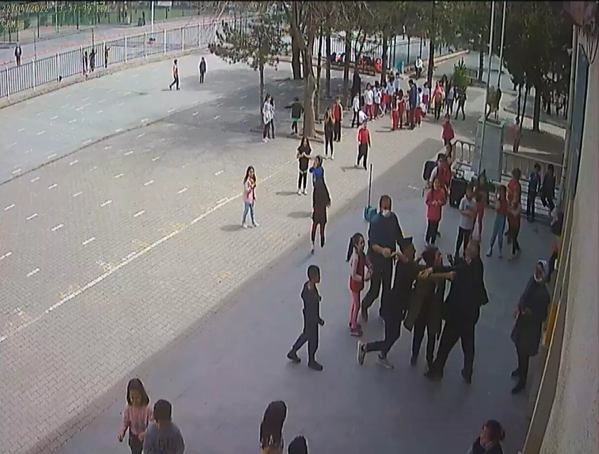 Öğretmene dehşeti yaşattı: Öğrenci velisi okul bahçesinde öğretmene böyle saldırdı