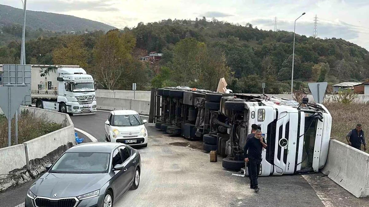 Düzce\'de kavşakta dönüş yapan MDF yüklü tır devrildi