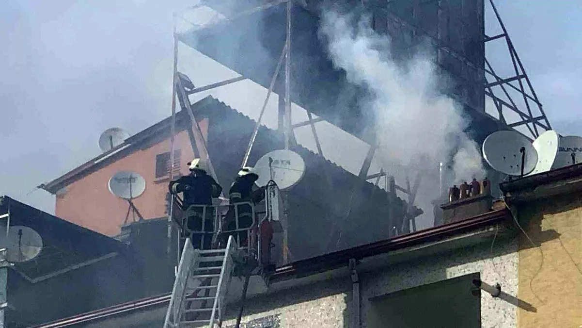 Karaman\'da Çatı Katında Yangın Panik Yarattı
