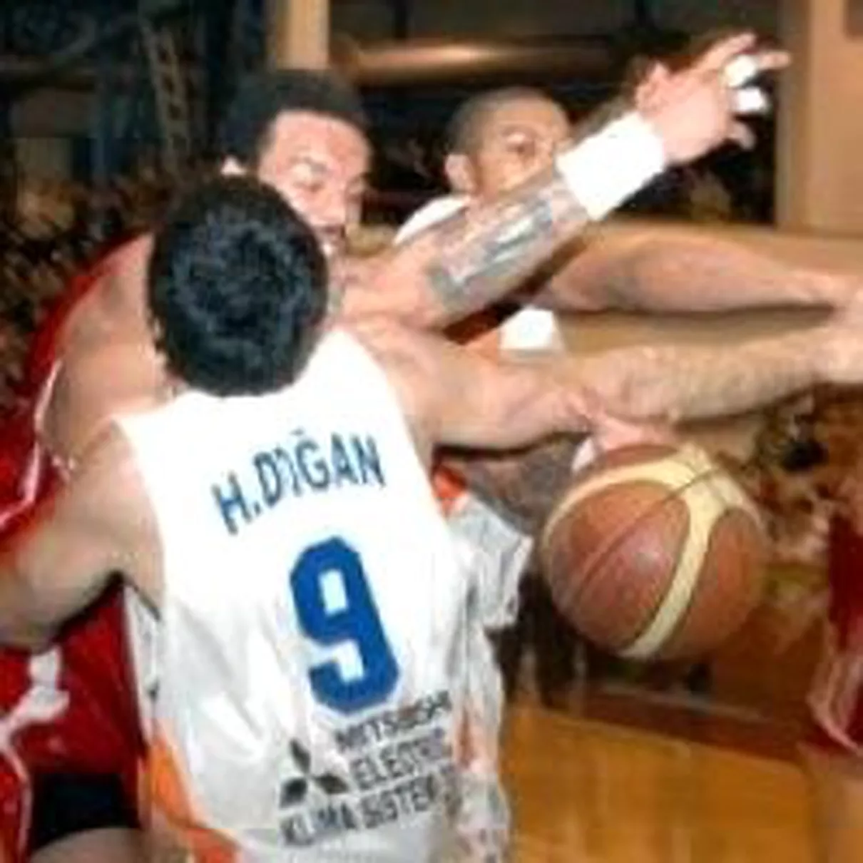 Erdemir: 77 - Antalya: 60