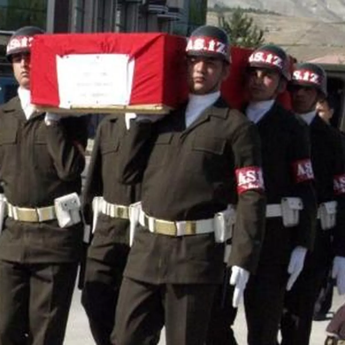 Türkiye 13 Şehidine Ağlıyor