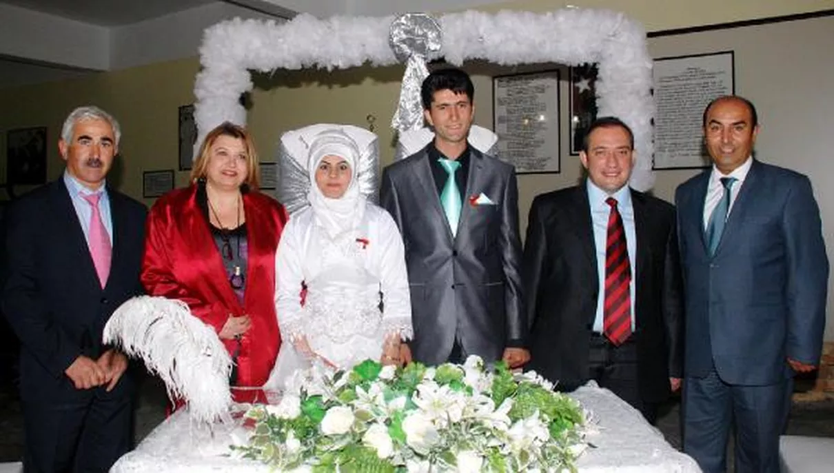 Depremzede Çift Rötarlı Evlendi
