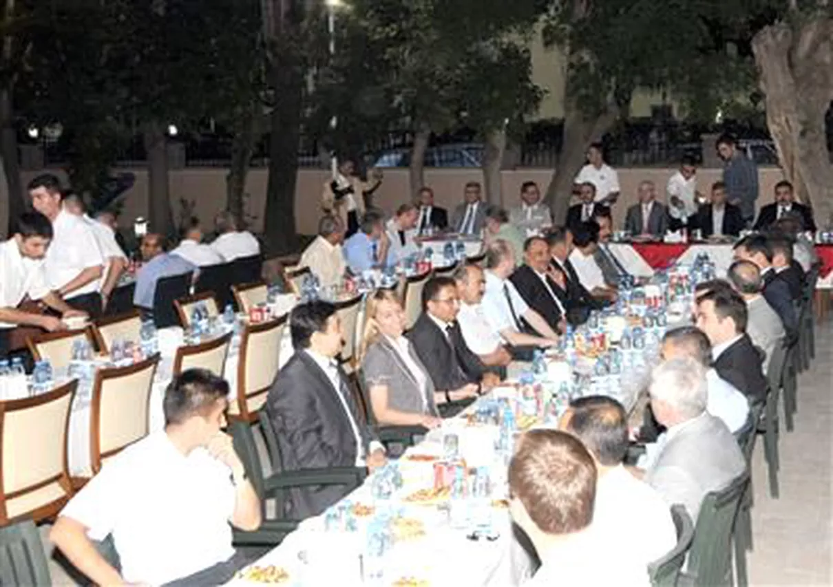Kırşehir Vali Erden\'e Veda Yemeği