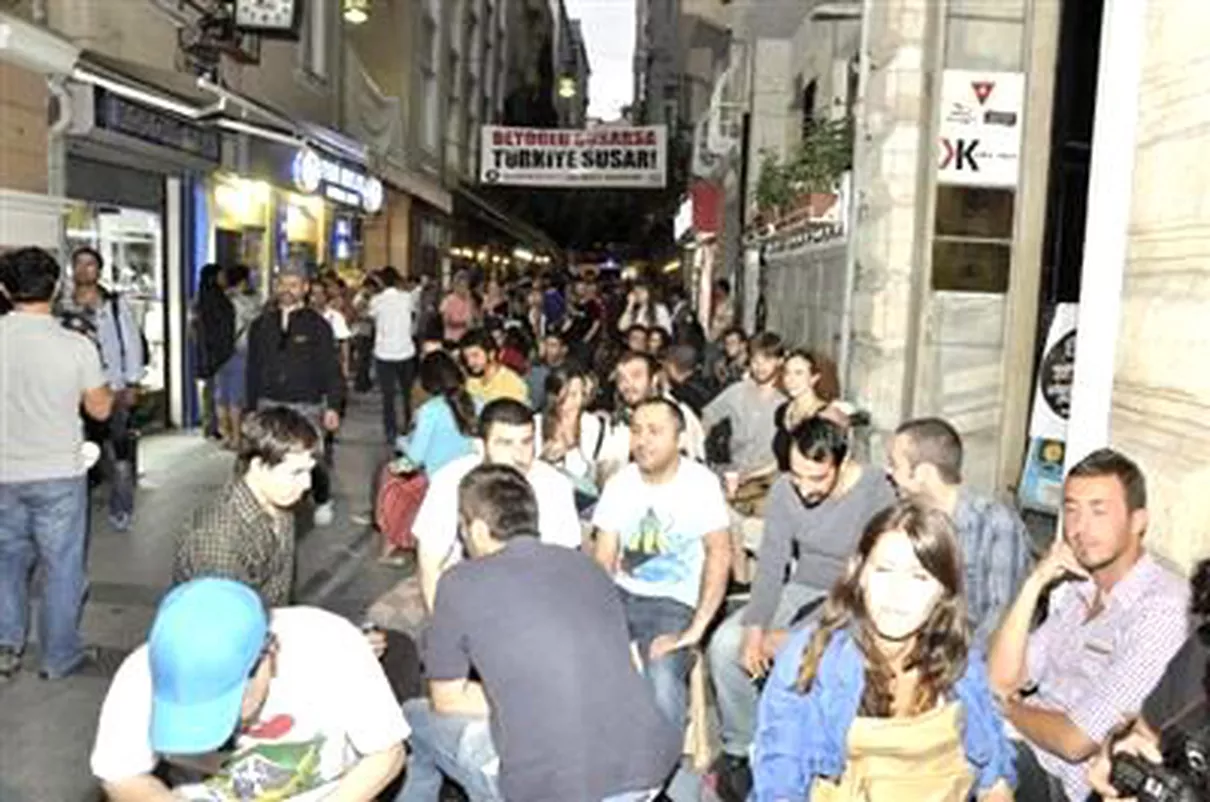 Beyoğlu\'nda Masa Sandalye Eylemi