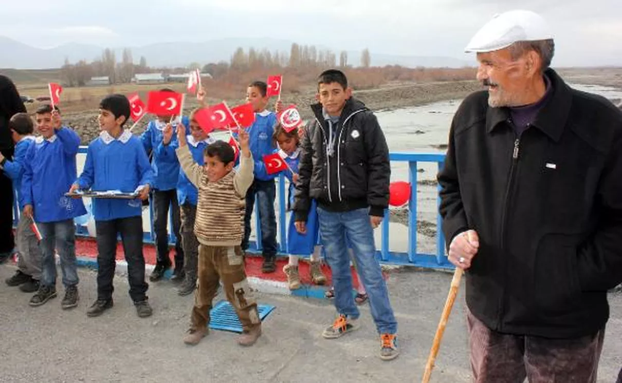 Sandığa Gitmediler, Köprüye Kavuştular