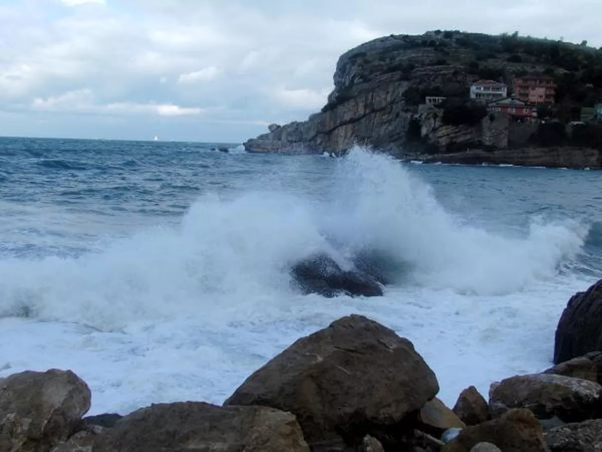 Amasra\'da Dev Dalgalar
