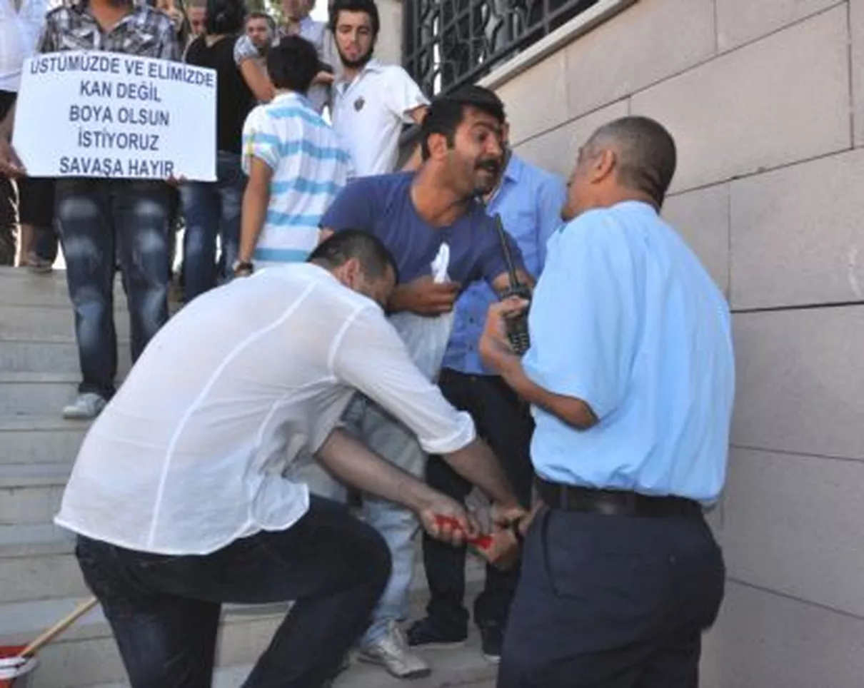 Hatay\'da Merdiven Boyamada Gerginlik