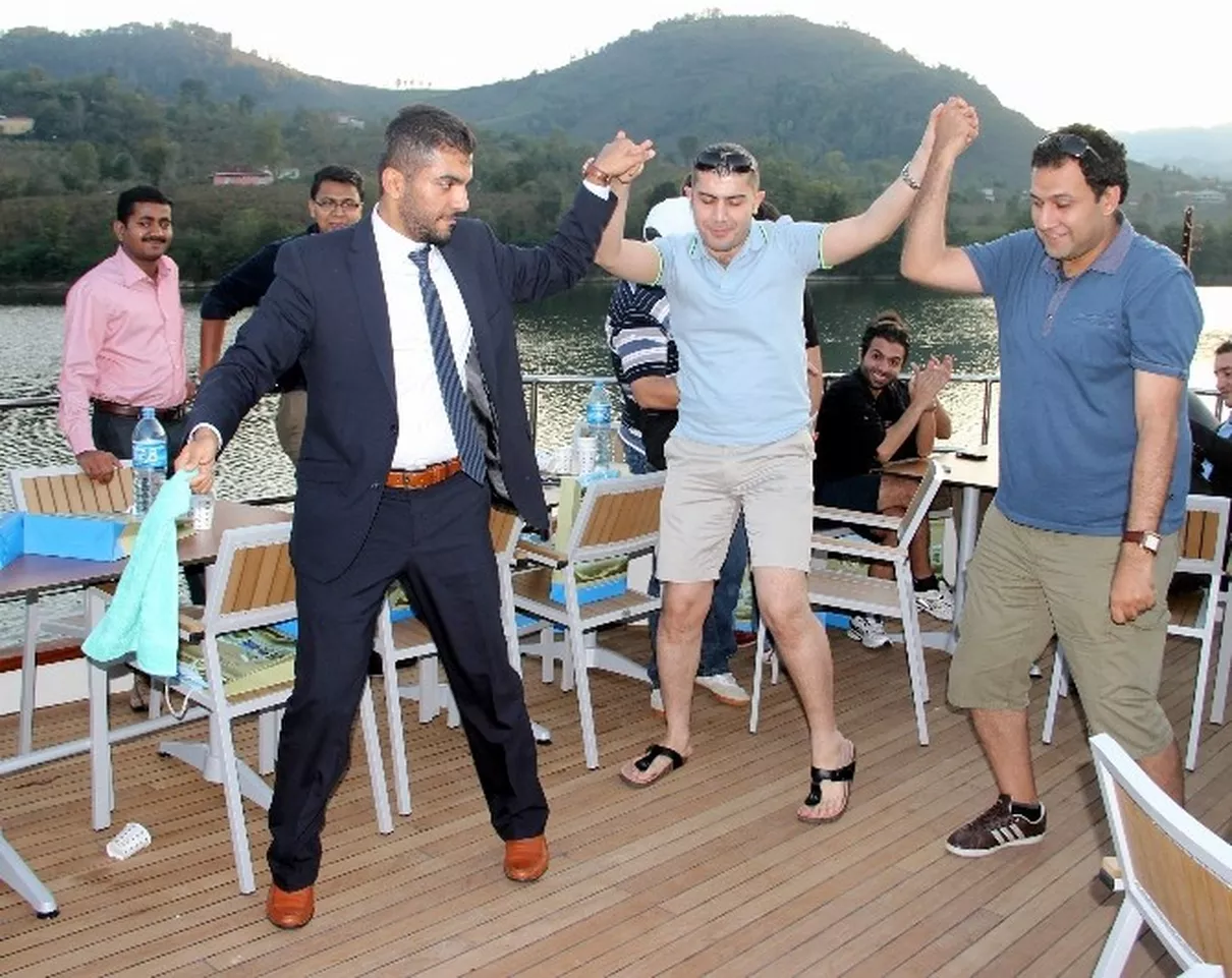 Araplar Halay Çekti