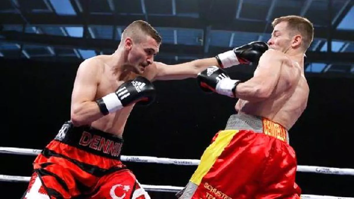 Türk Asıllı Boksör Dennis Ceylan İspanyol Rakibini 3-0 Yendi