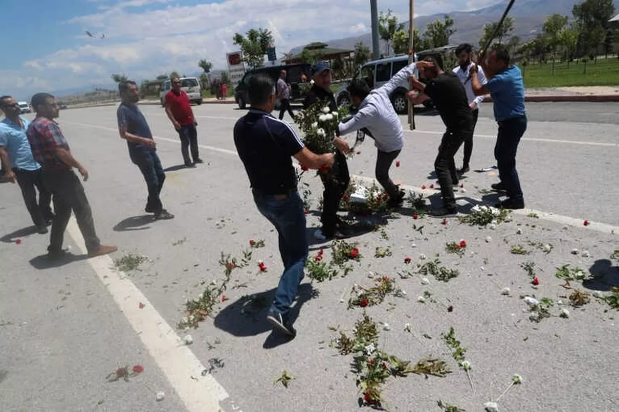 Şehit Cenazesinde Kılıçdaroğlu\'nun Çelengine Tepki
