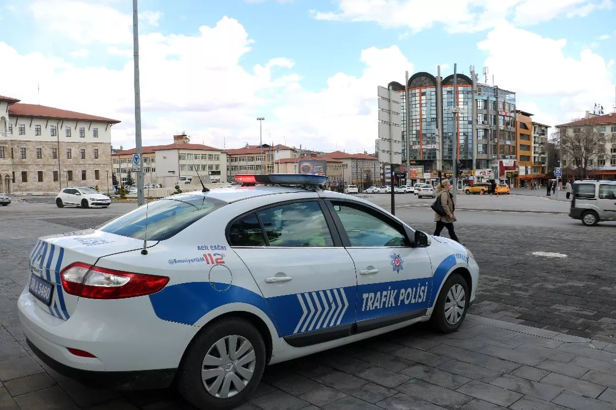 Polis ekiplerinden \'evde kalın\' anonsu